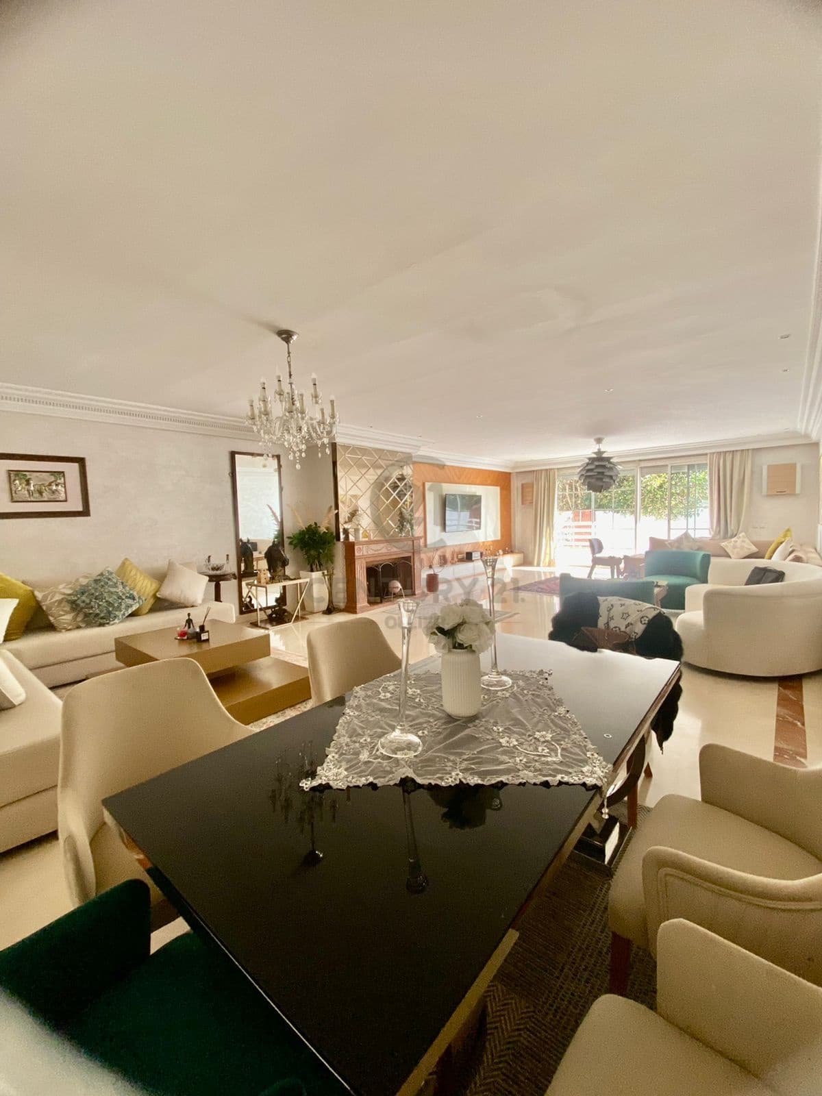 À LOUER : Appartement spacieux en bord de mer Ain Diab avec vue imprenable sur la piscine
